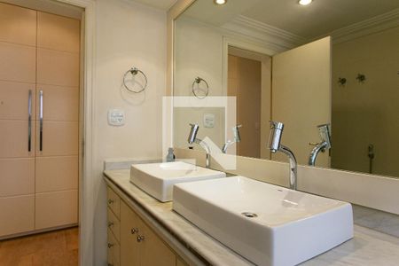 Apartamento à venda com 277m², 4 quartos e 4 vagasBanheiro da Suíte 1