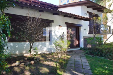 Casa à venda com 272m², 3 quartos e 3 vagasFachada