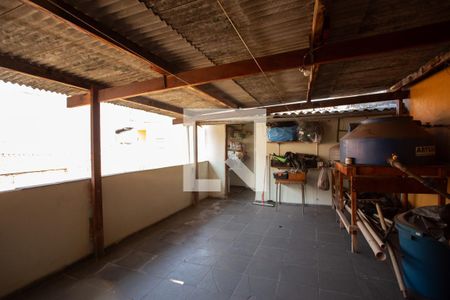 Casa à venda com 240m², 5 quartos e 3 vagas Casa à venda com 240m², 5 quartos e 3 vagasTerraço