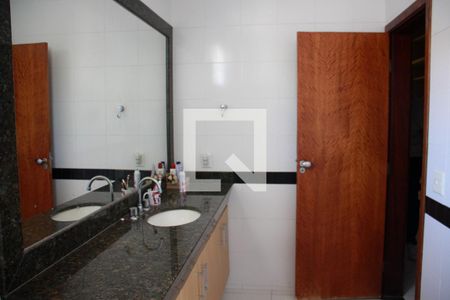 Casa para alugar com 417m², 3 quartos e 3 vagasBanheiro da Suíte 1