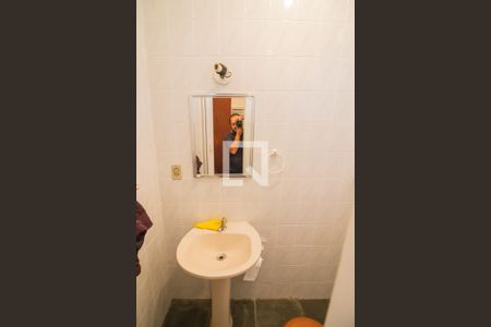 Casa à venda com 450m², 5 quartos e 4 vagas Casa à venda com 450m², 5 quartos e 4 vagasQuarto e Banheiro Serviço