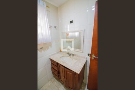 Casa à venda com 450m², 5 quartos e 4 vagas Casa à venda com 450m², 5 quartos e 4 vagasBanheiro Social ( Baixo )