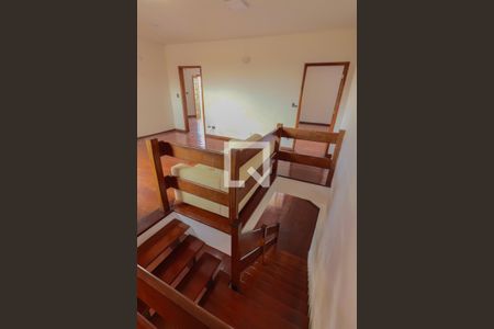 Casa à venda com 450m², 5 quartos e 4 vagas Casa à venda com 450m², 5 quartos e 4 vagasEscadas