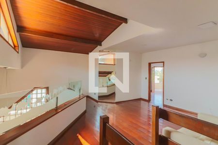 Casa à venda com 450m², 5 quartos e 4 vagas Casa à venda com 450m², 5 quartos e 4 vagasSala Entre Suites