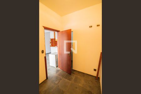 Casa à venda com 450m², 5 quartos e 4 vagas Casa à venda com 450m², 5 quartos e 4 vagasQuarto e Banheiro Serviço