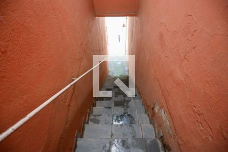 Casa para alugar com 60m², 1 quarto e sem vagaEscada de entrada da casa