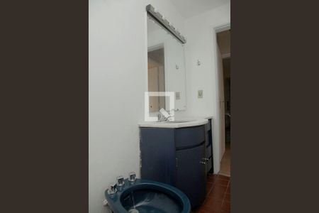 Banheiro de apartamento para alugar com 1 quarto, 49m² em São João, Porto Alegre