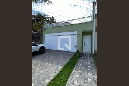 Casa de condomínio à venda com 240m², 3 quartos e 2 vagasEntrada