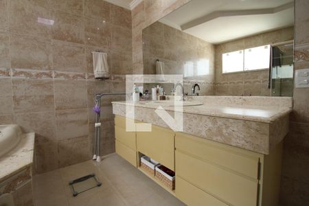 Casa de condomínio à venda com 240m², 3 quartos e 2 vagasBanheiro da Suíte