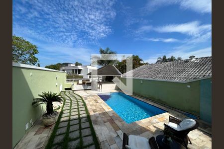 Casa de condomínio à venda com 240m², 3 quartos e 2 vagasÁrea Externa - Piscina