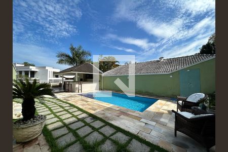 Casa de condomínio à venda com 240m², 3 quartos e 2 vagasÁrea Externa - Piscina