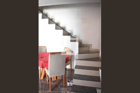 Escada de casa para alugar com 2 quartos, 76m² em Campo Grande, Rio de Janeiro