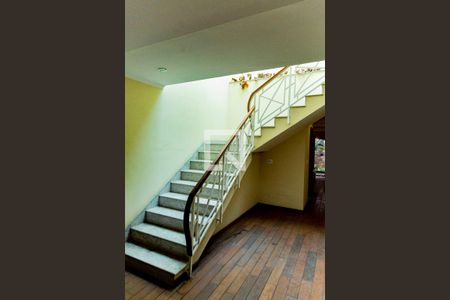 Casa para alugar com 530m², 4 quartos e 4 vagasEscada para as Suítes