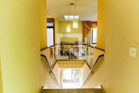 Casa para alugar com 530m², 4 quartos e 4 vagasEscada de Entrada