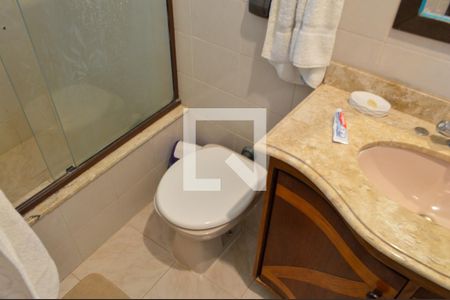 Casa à venda com 320m², 6 quartos e 3 vagasBanheiro da Suíte 2