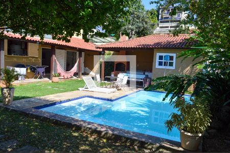Casa à venda com 320m², 6 quartos e 3 vagasPiscina 