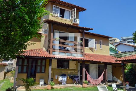 Casa à venda com 320m², 6 quartos e 3 vagasFachada 