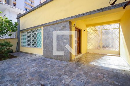 Casa à venda com 220m², 3 quartos e 7 vagas Casa à venda com 220m², 3 quartos e 7 vagasQuintal / Garagem
