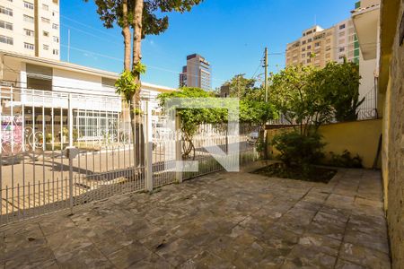 Casa à venda com 220m², 3 quartos e 7 vagas Casa à venda com 220m², 3 quartos e 7 vagasQuintal / Garagem