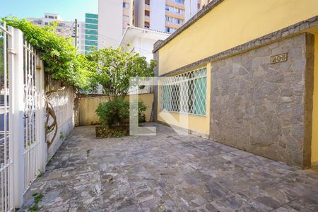 Casa à venda com 220m², 3 quartos e 7 vagas Casa à venda com 220m², 3 quartos e 7 vagasQuintal / Garagem