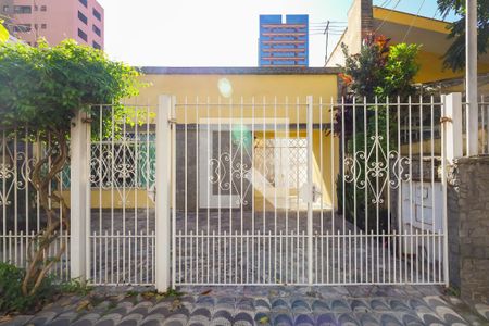 Casa à venda com 220m², 3 quartos e 7 vagas Casa à venda com 220m², 3 quartos e 7 vagasFachada