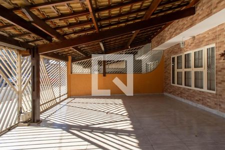 Casa à venda com 240m², 3 quartos e 6 vagas Casa à venda com 240m², 3 quartos e 6 vagasGaragem