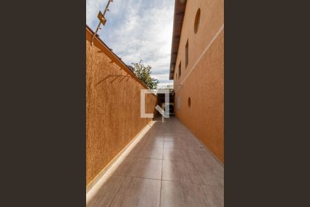 Casa à venda com 240m², 3 quartos e 6 vagas Casa à venda com 240m², 3 quartos e 6 vagasCorredor Lateral