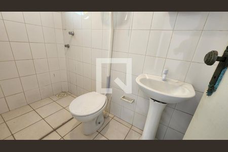 Banheiro de kitnet/studio para alugar com 1 quarto, 29m² em Trindade, Florianópolis