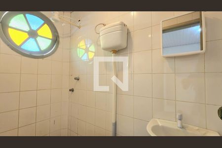 Banheiro de kitnet/studio para alugar com 1 quarto, 29m² em Trindade, Florianópolis