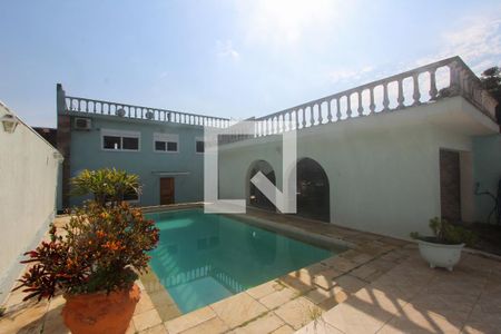 Casa à venda com 248m², 4 quartos e 3 vagas Casa à venda com 248m², 4 quartos e 3 vagasPiscina