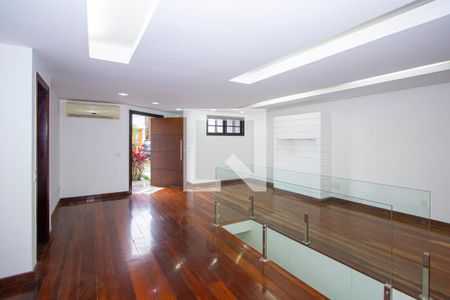 Sala de casa de condomínio à venda com 3 quartos, 300m² em Rio do Ouro, Niterói
