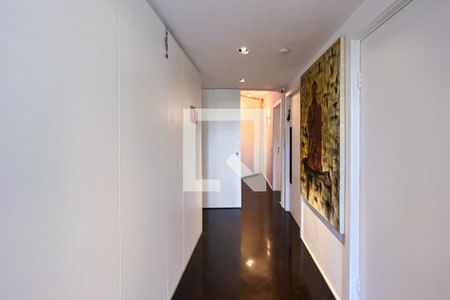 Corredor de apartamento à venda com 3 quartos, 375m² em Vila Nova Conceição, São Paulo