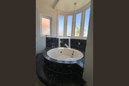 Casa de condomínio à venda com 533m², 4 quartos e 4 vagasBanheiro da Suíte 1