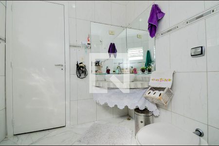 Casa à venda com 210m², 3 quartos e 4 vagasBanheiro da Suíte 1