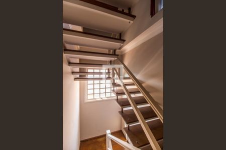 Apartamento à venda com 349m², 4 quartos e 4 vagas Apartamento à venda com 349m², 4 quartos e 4 vagasEscada