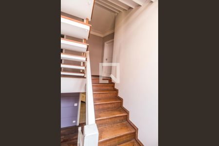 Apartamento à venda com 349m², 4 quartos e 4 vagas Apartamento à venda com 349m², 4 quartos e 4 vagasEscada