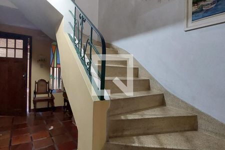 Casa à venda com 205m², 3 quartos e sem vaga Casa à venda com 205m², 3 quartos e sem vagaHall