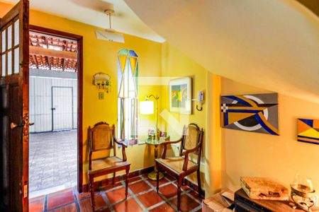 Casa à venda com 205m², 3 quartos e sem vaga Casa à venda com 205m², 3 quartos e sem vagaHall