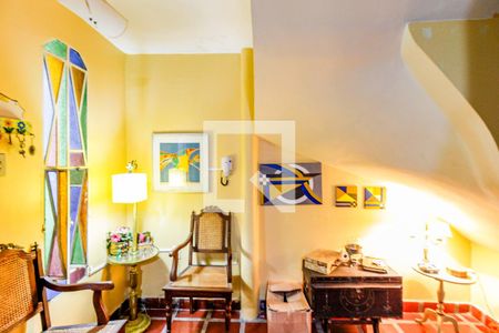 Casa à venda com 205m², 3 quartos e sem vaga Casa à venda com 205m², 3 quartos e sem vagaHall