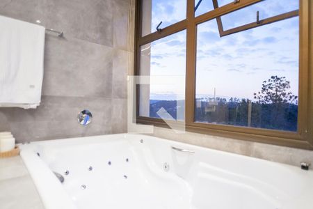 Casa de condomínio à venda com 479m², 3 quartos e 4 vagasbanheiro da suíte 1