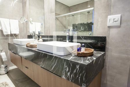 Casa de condomínio à venda com 479m², 3 quartos e 4 vagasbanheiro da suíte 1