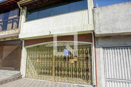 Casa à venda com 212m², 3 quartos e 2 vagas Casa à venda com 212m², 3 quartos e 2 vagasFachada
