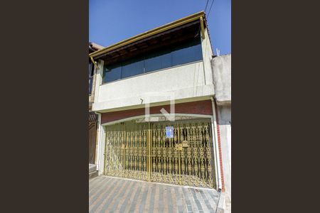 Casa à venda com 212m², 3 quartos e 2 vagas Casa à venda com 212m², 3 quartos e 2 vagasFachada