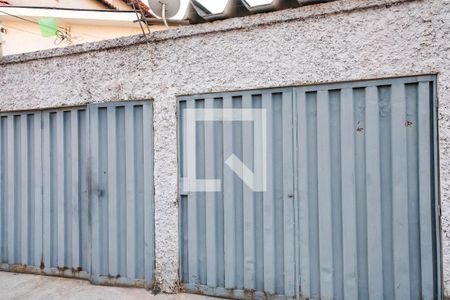 Casa à venda com 250m², 4 quartos e 2 vagas Casa à venda com 250m², 4 quartos e 2 vagasFachada