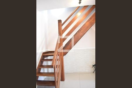 Casa de condomínio para alugar com 150m², 3 quartos e 1 vagaEscada