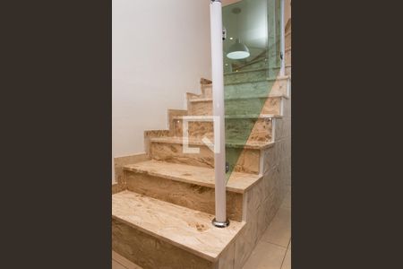 Casa de condomínio à venda com 72m², 2 quartos e 2 vagasEscada