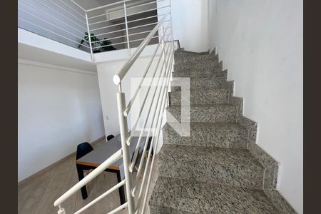 Escada de apartamento para alugar com 2 quartos, 145m² em Alvorada, Contagem