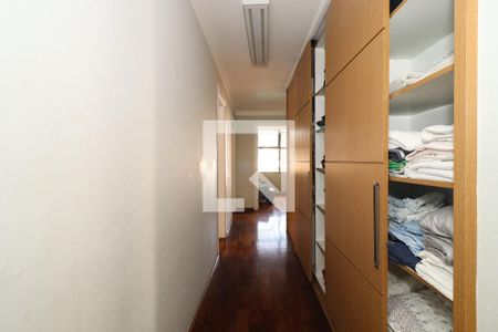 Casa de condomínio à venda com 400m², 4 quartos e 4 vagasCorredor