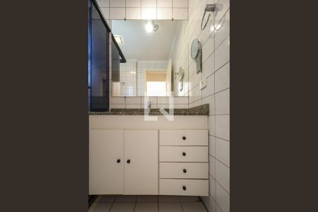 Banheiro de apartamento à venda com 2 quartos, 54m² em Barra Funda, São Paulo