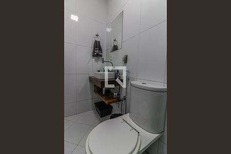 Casa de condomínio à venda com 178m², 3 quartos e 2 vagasBanheiro Social